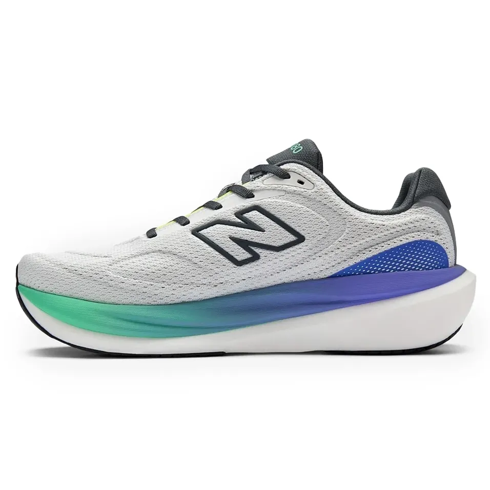 Tênis New Balance 1080v15 masculino branco com detalhes cinza e solado azul e verde, vista lateral direita